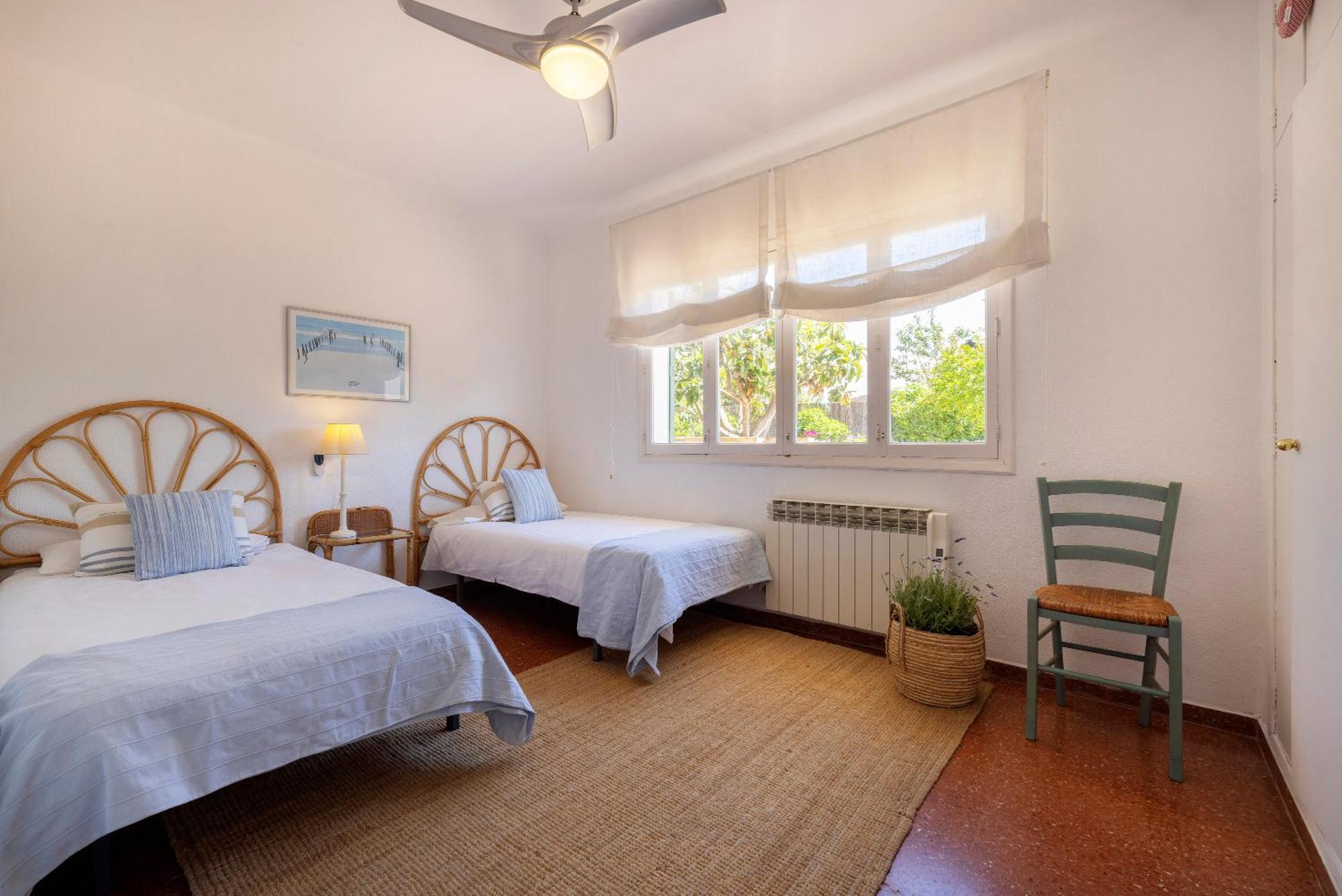 Ideal House For Two Families With Pool And Barbecue Plamanyola Esterno foto